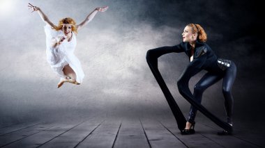 arka plan üzerinde poz içinde siyah ve beyaz dansçılar