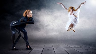 arka plan üzerinde poz içinde siyah ve beyaz dansçılar