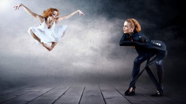 arka plan üzerinde poz içinde siyah ve beyaz dansçılar