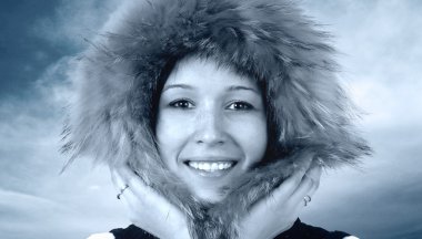 Kış şapka mutluluk genç kadın portresi