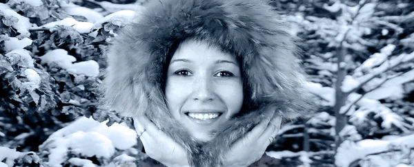 冬の帽子で幸福の若い女性の肖像画 — ストック写真