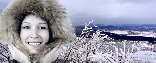 Kış şapka mutluluk genç kadın portresi — Stok fotoğraf