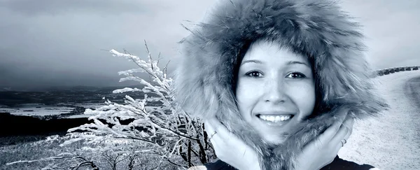 Portrait de bonheur jeune femme en chapeau d'hiver — Photo