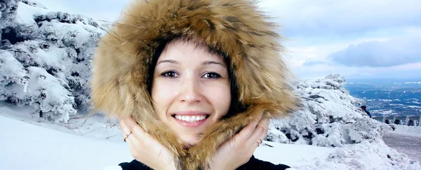 Retrato de la felicidad mujer joven en sombrero de invierno — Foto de Stock