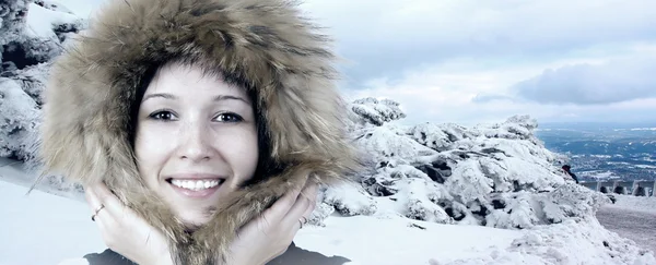 Retrato de felicidade jovem mulher no chapéu de inverno — Fotografia de Stock