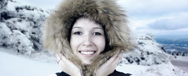 Retrato de la felicidad mujer joven en sombrero de invierno — Foto de Stock