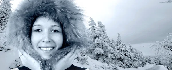 在冬季帽子幸福年轻女人肖像 — 图库照片