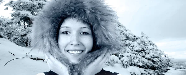 Портрет щасливої молодої жінки в зимовому капелюсі — стокове фото
