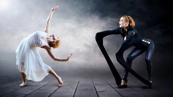 Schwarz-weiße Tänzer posieren im Hintergrund — Stockfoto