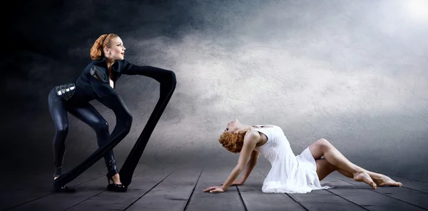 Černé a bílé tanečníků v pózuje na pozadí — Stock fotografie