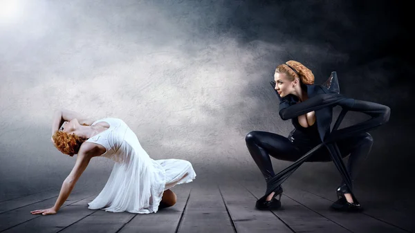 Svarta och vita dansare i poserar på bakgrund — Stockfoto