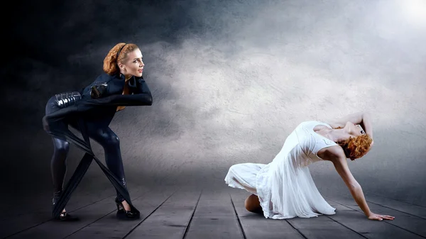 Svarta och vita dansare i poserar på bakgrund — Stockfoto