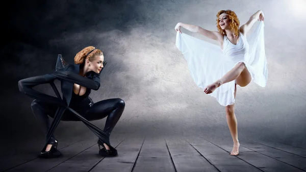黑色和白色的背景上摆造型的舞者 — 图库照片
