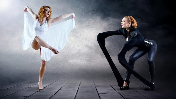 Ballerini in bianco e nero in posa sullo sfondo — Foto Stock