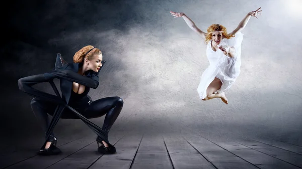 배경에 포즈에서 흑인과 백인 댄서 — 스톡 사진