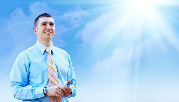 Homme d'affaires hâtif sous le ciel bleu avec des nuages — Photo