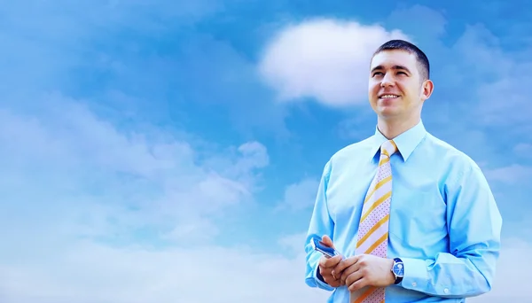 Hasppiness üzletember, kék ég, felhők alatt — Stock Fotó