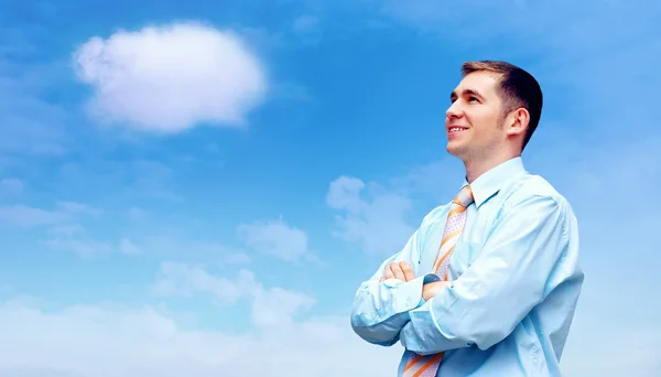 Hasppiness biznesmen pod błękitne niebo z chmurami — Zdjęcie stockowe