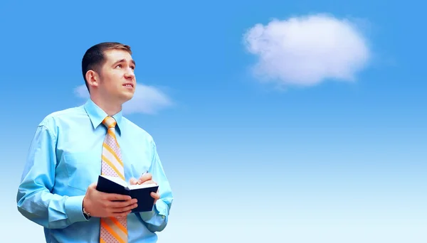 Hasppiness podnikatel pod modrou oblohu s mraky — Stock fotografie