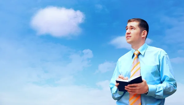 Hasppiness uomo d'affari sotto cielo blu con nuvole — Foto Stock