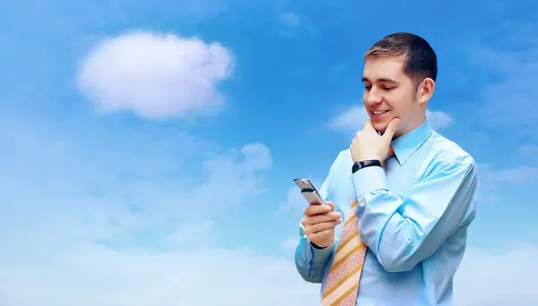 Homme d'affaires hâtif sous le ciel bleu avec des nuages — Photo
