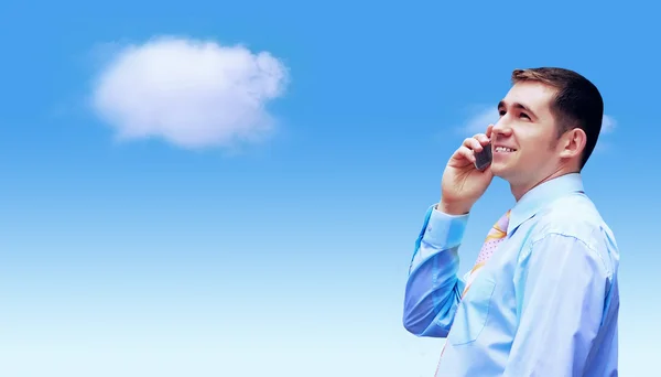 Hasppiness işadamı ile bulutlar mavi gökyüzü altında — Stok fotoğraf