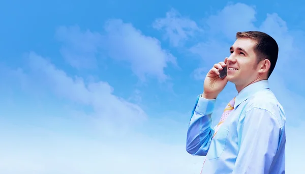 Hasppiness hombre de negocios bajo el cielo azul con nubes — Foto de Stock