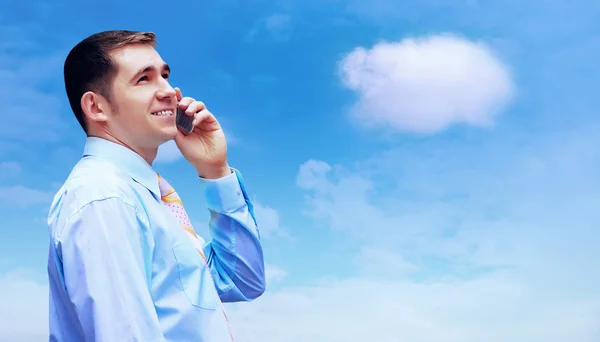 Hasppiness zakenman onder blauwe hemel met wolken — Stockfoto