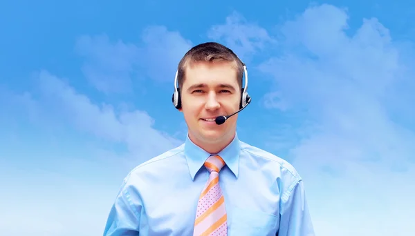 นักธุรกิจที่มีความสุข ภายใต้ท้องฟ้าสีฟ้าที่มีเมฆ — ภาพถ่ายสต็อก