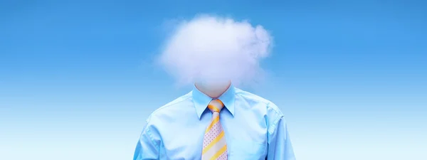 Hasppiness işadamı ile bulutlar mavi gökyüzü altında — Stok fotoğraf
