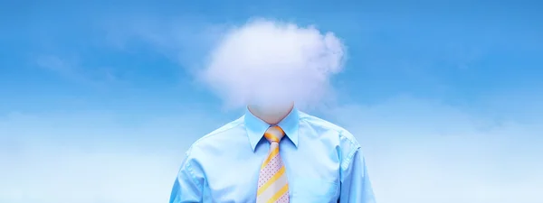 Hasppiness üzletember, kék ég, felhők alatt — Stock Fotó