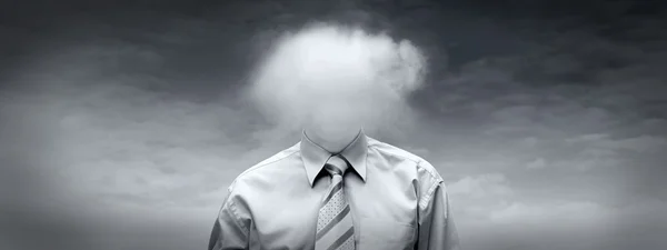 Счастье бизнесмен под голубым небом с облаками — стоковое фото