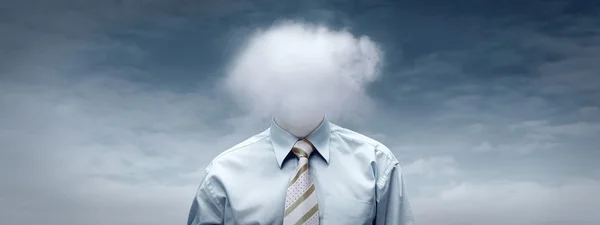 Ευτυχία επιχειρηματίας κάτω από το γαλάζιο του ουρανού με τα σύννεφα — Φωτογραφία Αρχείου
