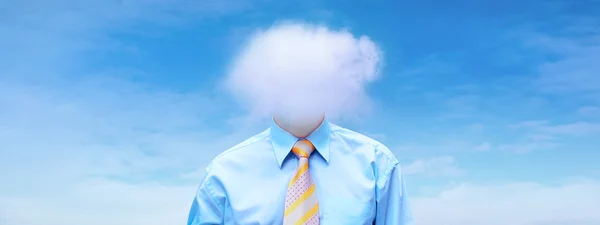 Empresário de felicidade abaixo do céu azul com nuvens — Fotografia de Stock