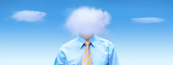 Ευτυχία επιχειρηματίας κάτω από το γαλάζιο του ουρανού με τα σύννεφα — Φωτογραφία Αρχείου
