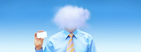 Mutluluk işadamı ile bulutlar mavi gökyüzü altında — Stok fotoğraf