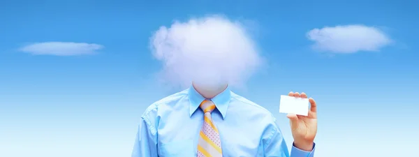 Geluk zakenman onder blauwe hemel met wolken — Stockfoto