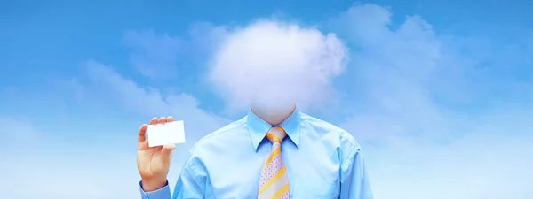 Felicidad hombre de negocios bajo el cielo azul con nubes —  Fotos de Stock
