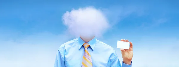 Felicidad hombre de negocios bajo el cielo azul con nubes — Foto de Stock