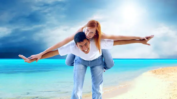 Hermosa pareja en la soleada playa tropical —  Fotos de Stock
