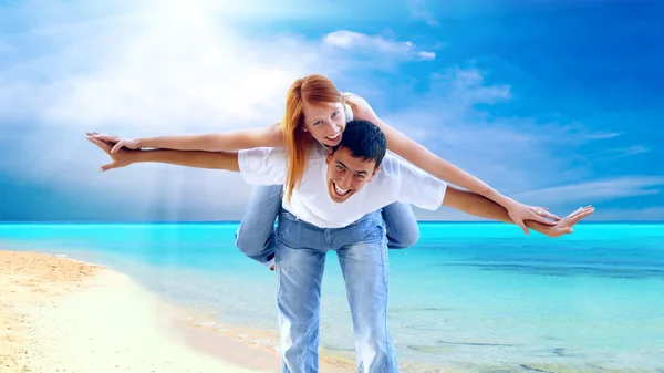 日当たりの良いトロピカル ビーチに美しいカップル — ストック写真