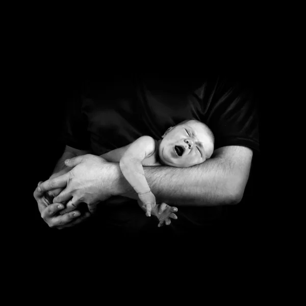 Pasgeboren baby op de vaders handen — Stockfoto