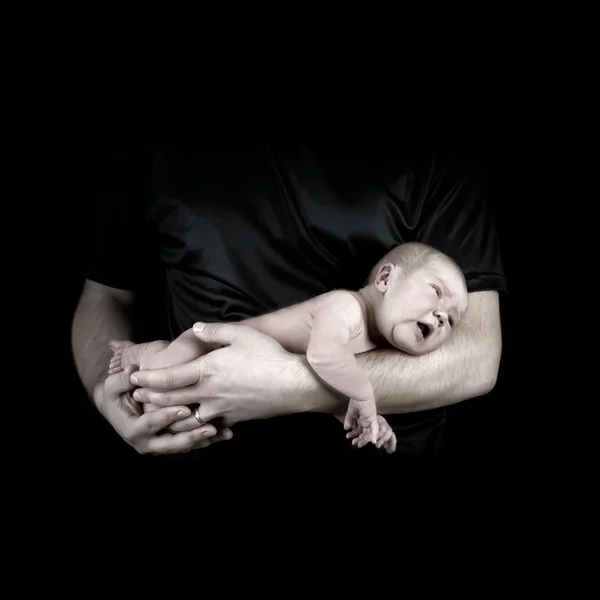 Nowo narodzonego dziecka na rękach ojców — Zdjęcie stockowe