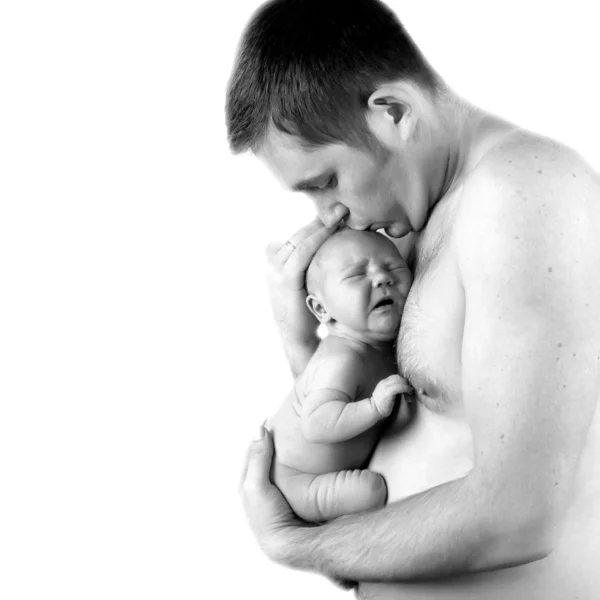 生まれたばかりの赤ちゃんの父親の手に — ストック写真