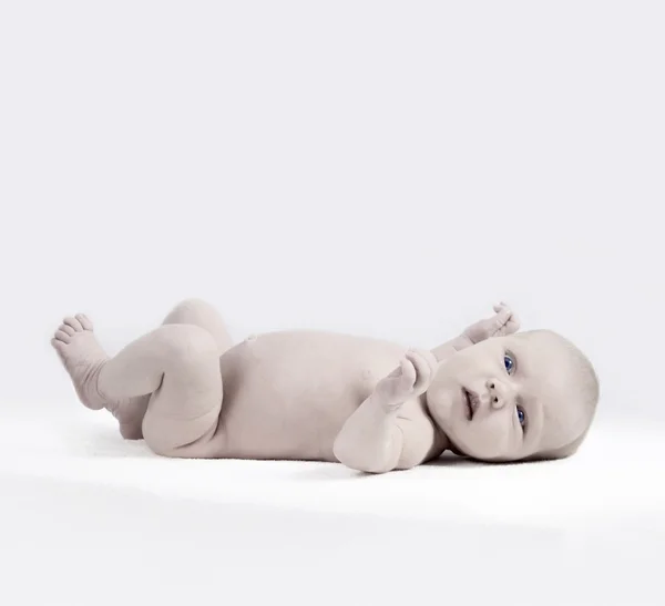 Vastasyntynyt vauva kevyellä taustalla — kuvapankkivalokuva