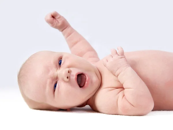 明るい背景に生まれたばかりの赤ちゃん — ストック写真