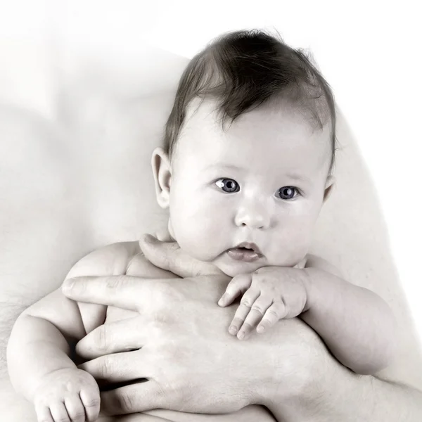 Младенец на отцовских руках — стоковое фото