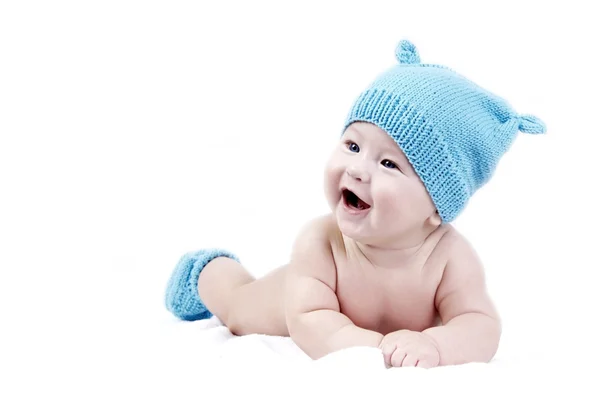 帽子、白い backgro のアイソレーターで新生児幸せ赤ちゃん — ストック写真