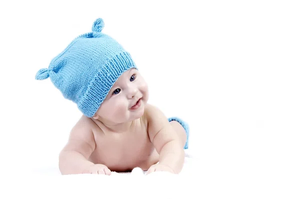 Yeni doğan bebek şapkalı, beyaz zemin üzerine isolater — Stok fotoğraf