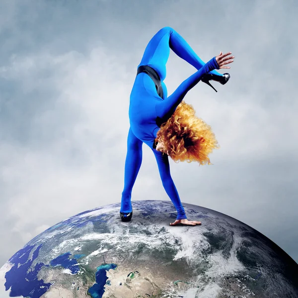 Baletka zůstat v taneční póze na planetě Zemi. — Stock fotografie